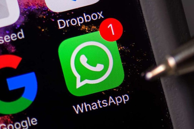 ber Whatsapp knnten die Mllener zuk...ber aktuelle Themen informiert werden.  | Foto: dpa