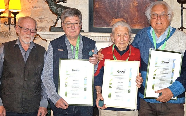 Hans-Jrgen Bannasch (von links) ehrte...ger, Ruth Noack und Lder Rosenhagen.   | Foto: Sara Ghring