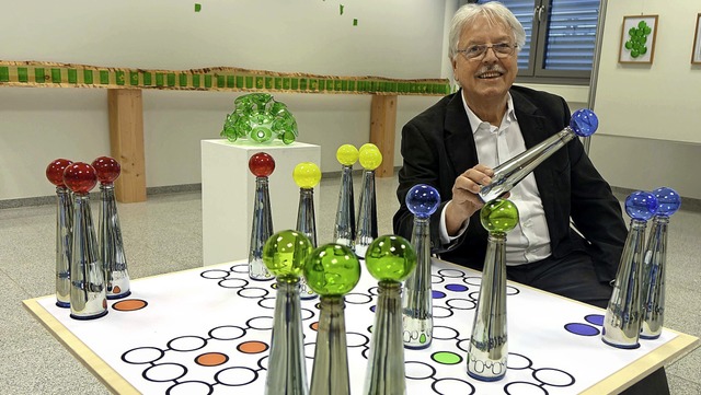 Wilfried Markus mit seinem  Mensch-rgere-Dich-nicht-Spiel aus Wasserflaschen  | Foto: Roswitha Frey
