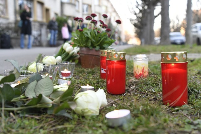 Blumen und Grablichter erinnern am Tatort in Basel an das junge Opfer.  | Foto: dpa