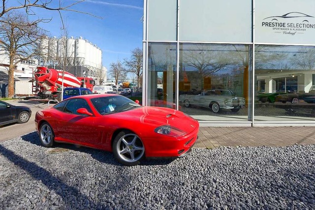 Vorn der Ferrari 550 Maranello, hinten Betonlaster und Betonwerk  | Foto: Ingo Schneider