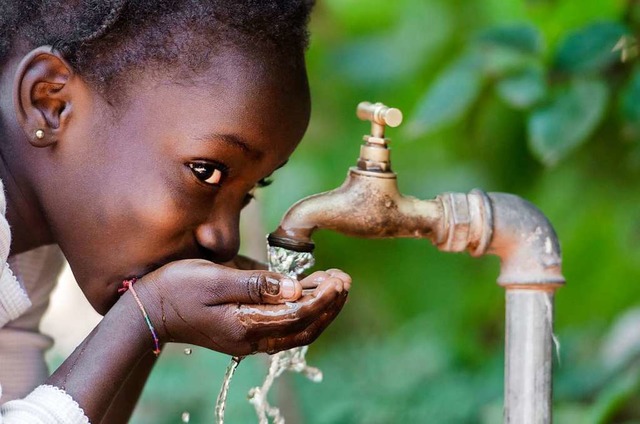 Eine funktionierende Wasserversorgung ... grten Herausforderungen in Afrika.   | Foto: Adobe.com
