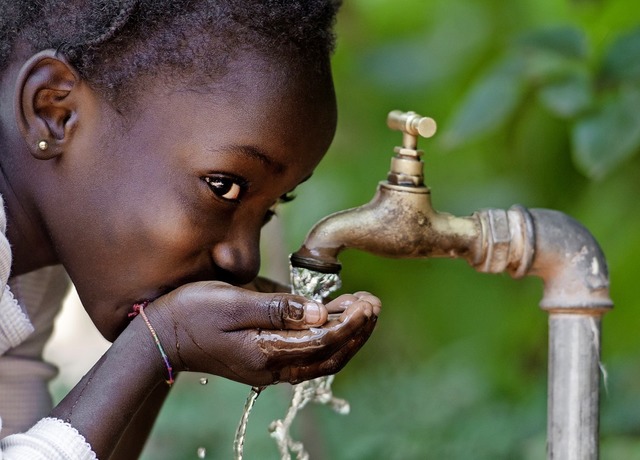 Eine funktionierende Wasserversorgung ... grten Herausforderungen in Afrika.   | Foto: Adobe.com