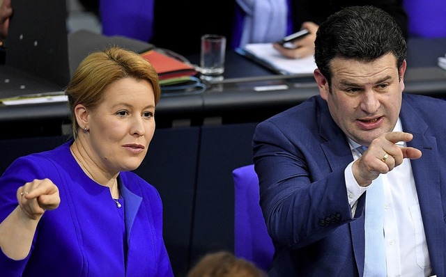 Familienministerin Giffey und Arbeitsminister Heil im Bundestag.  | Foto: DPA