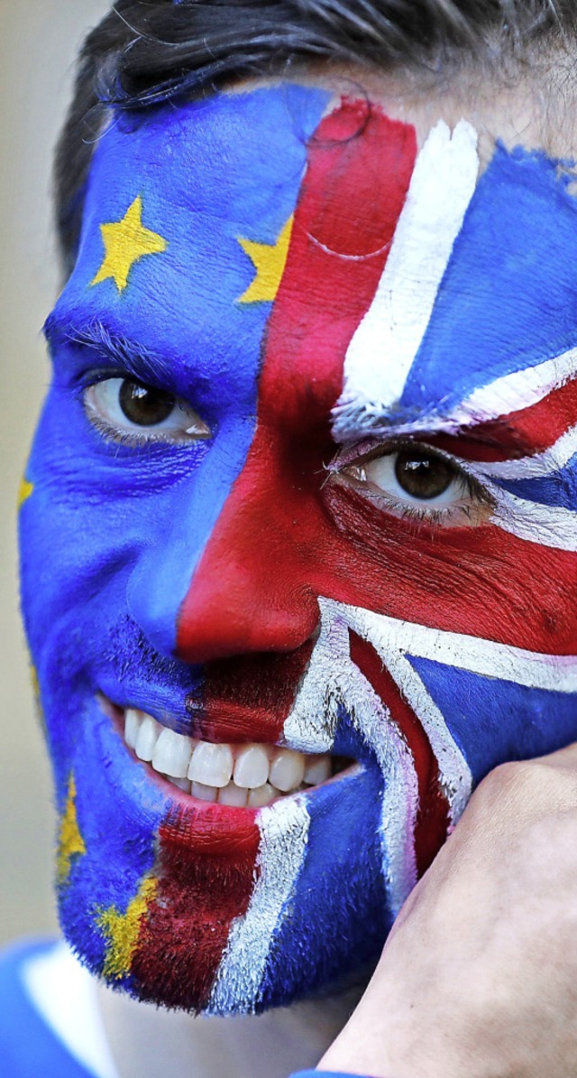 Ein Brexit-Gegner mit  der EU- und der britischen Flagge  | Foto: DPA