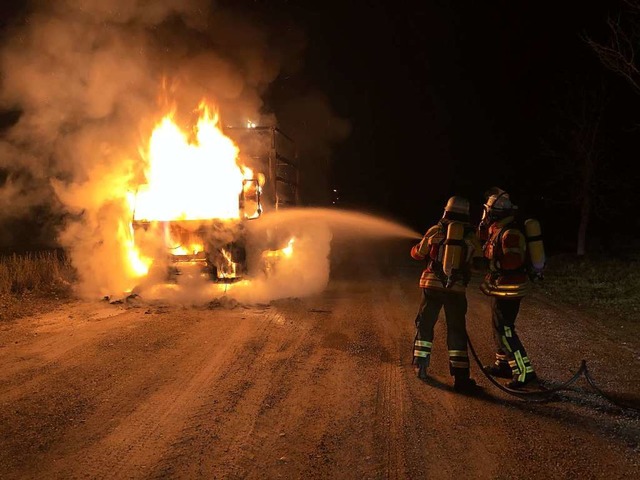 Das Fhrerhaus des Lasters stand in Flammen &#8211; und brannte vllig aus.  | Foto: Feuerwehr Herbolzheim
