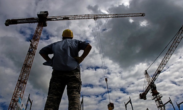 Ungelernte Arbeiter knnen einen Beruf...tion auf dem Arbeitsmarkt verbessern.   | Foto: Daniel Bockwoldt/dpa/dpa-tmn
