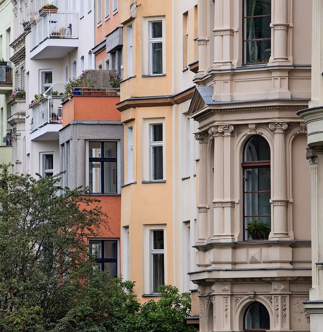 Fr Eigentumswohnungen in sanierten Altbauten werden hohe Preise gezahlt.   | Foto: Bernd von Jutrczenka (dpa)
