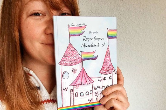 Jule Markwald mit ihrem Regenbogen Mrchenbuch  | Foto: Jule Markwald