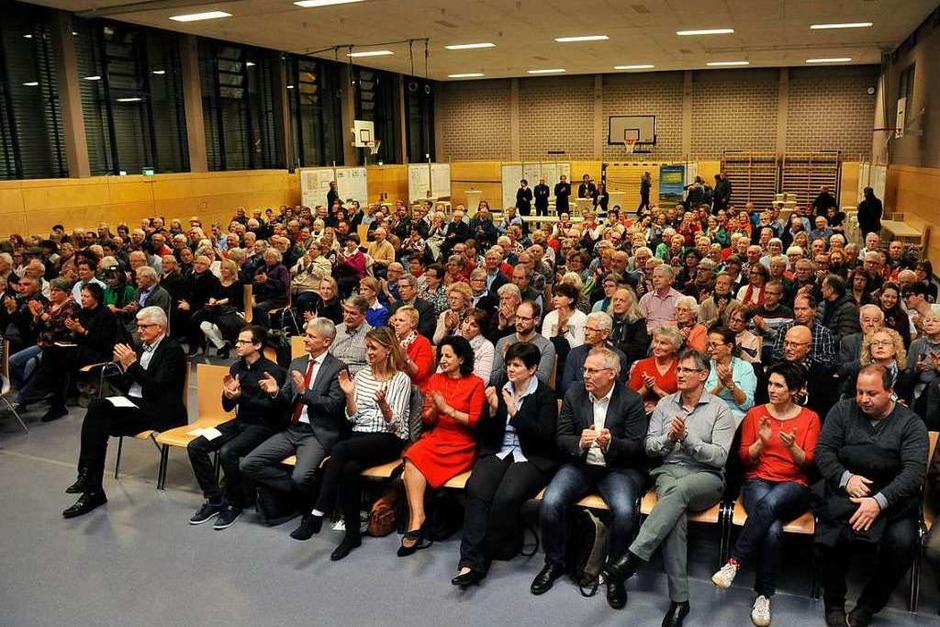 Über 300 Besucher waren zur Einwohnerversammlung der Stadt Staufen in die Belchenhalle gekommen. Viel Applaus ... (Foto: Hans-Peter Müller) Über 300 Besucher waren zur Einwohnerversammlung der Stadt Staufen in die Belchenhalle gekommen. Viel Applaus ... (Foto: Hans-Peter Müller)