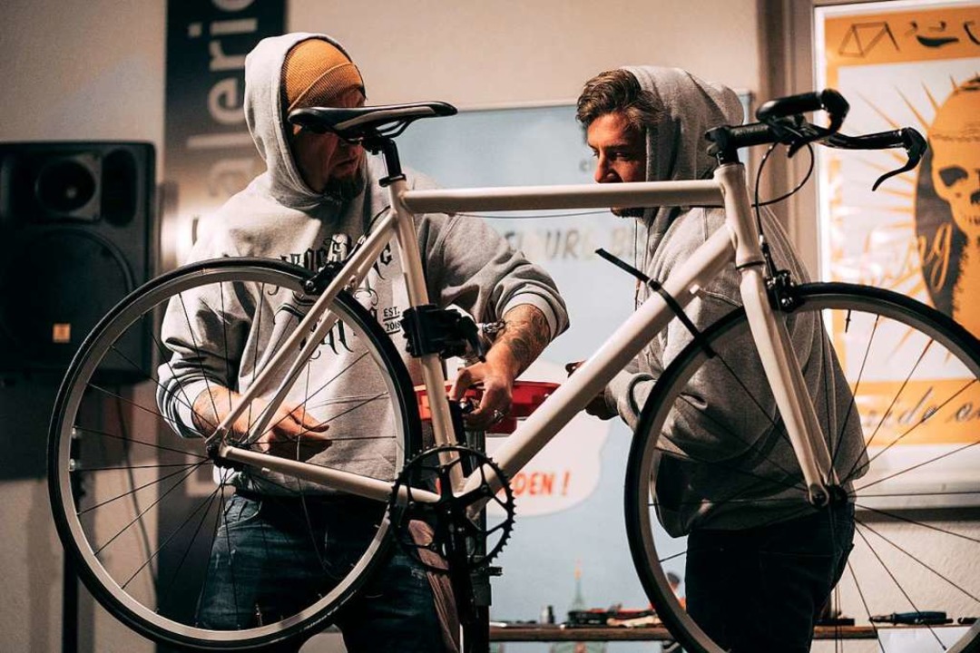 Jedes Bike, das Michael (rechts) und Dirk anfertigen, ist ein Unikat.  | Foto: Stefan Hipp