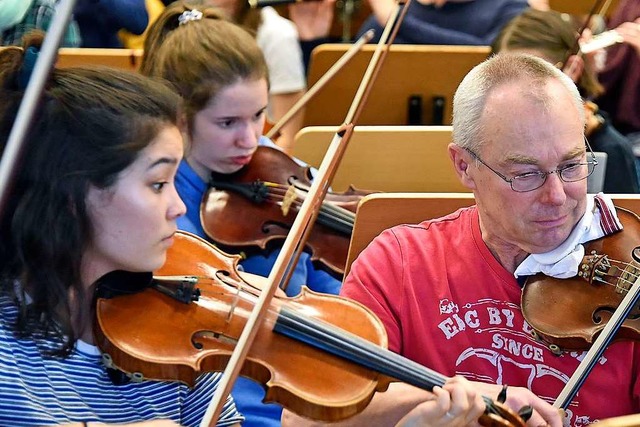 Seite an Seite spielen die jungen Geig...inisten der Freiburger Philharmoniker.  | Foto: Michael Bamberger