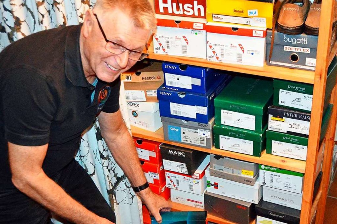 Im eigenen Keller hat Paul Schweitzer die ersten Schuhe in Empfang genommen.  | Foto: Gerhard Lück