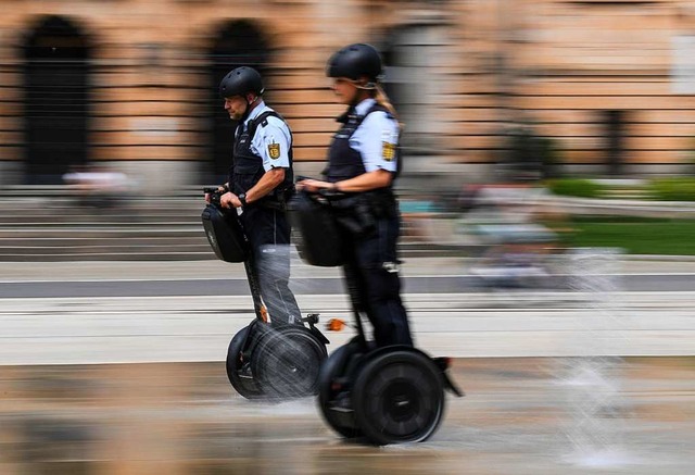Diese (Freiburger) Polizisten, die auf Segways unterwegs sind, sind echt!  | Foto: dpa