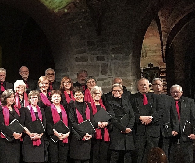 Der Domchor bei einem Konzert in der Kirche von Ottmarsheim im Elsass.  | Foto: Cornelia Liebwein