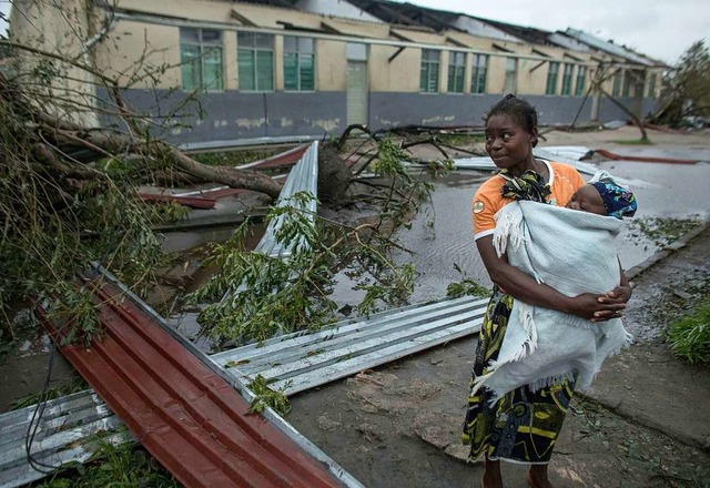 Trmmer, berschwemmungen und umgestr... Zyklon Idai in Mosambik hinterlassen.  | Foto: dpa