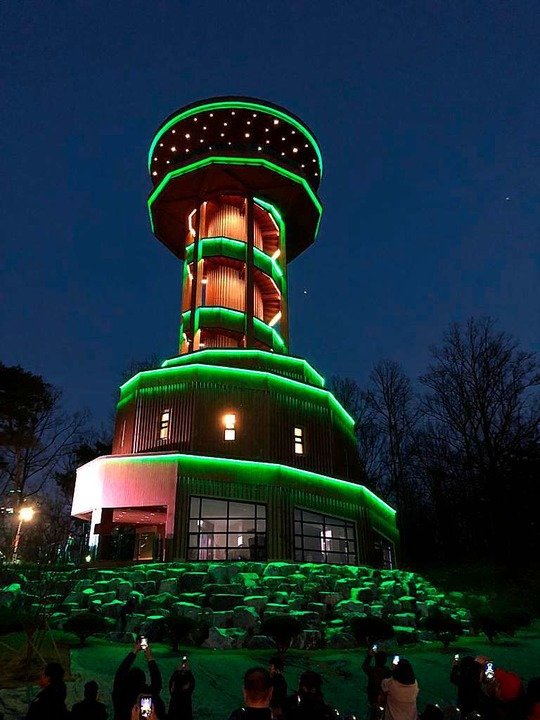 Suwons  Seeparkturm leucht in Grn.  | Foto: Stefan Breiter