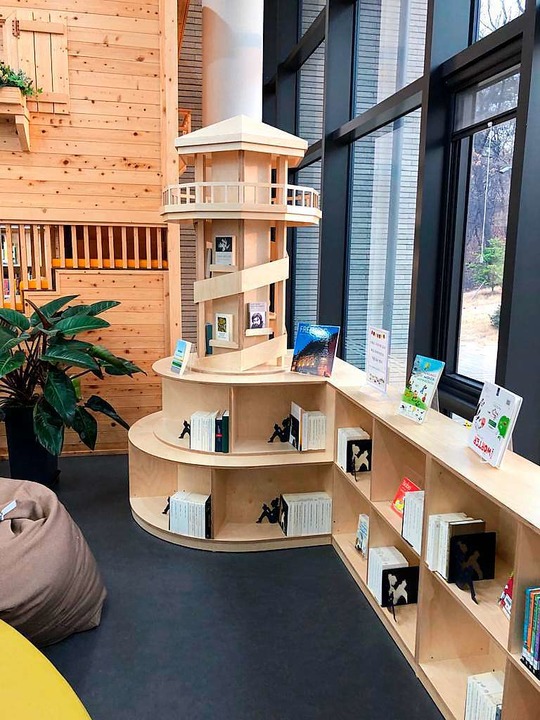 Es gibt in Suwon sogar noch einen Seep...at: als Bcherregal in der Bibliothek.  | Foto: Stefan Breiter