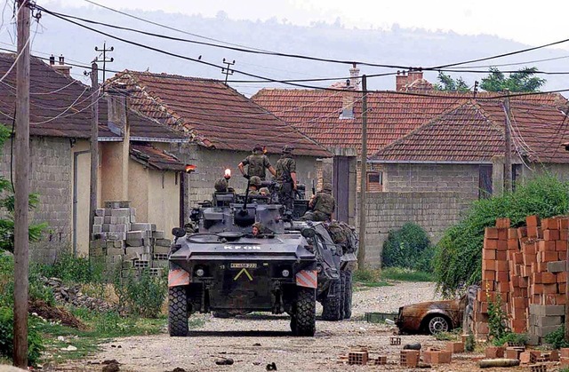 Deutsche Soldaten fahren mit einem Panzer durch den Kosovo.   | Foto: dpa