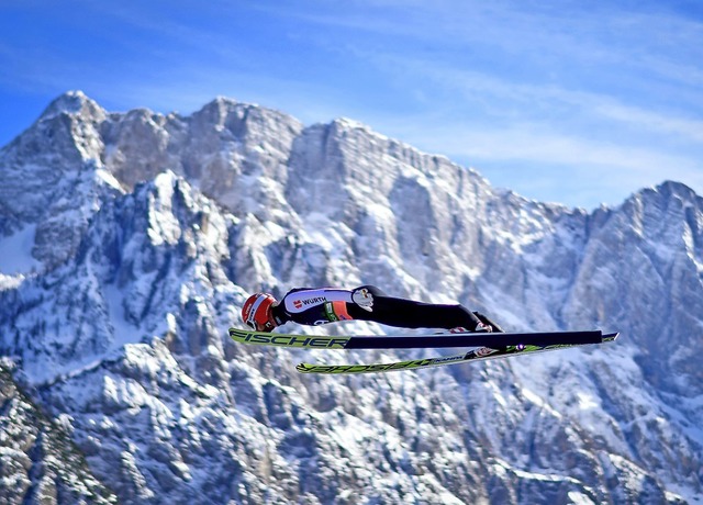 Auf der Flugschanze von Planica triump...er vor einer himmlischen Bergkulisse.   | Foto: AFP