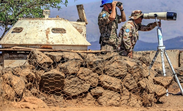 UN-Soldaten beobachten die syrische Seite des Golans.   | Foto: AFP