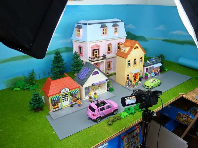 Das Filmzimmer mit Kulisse und Kamera:...die Playmobilfilme der Familie Hauser.  | Foto: Promo