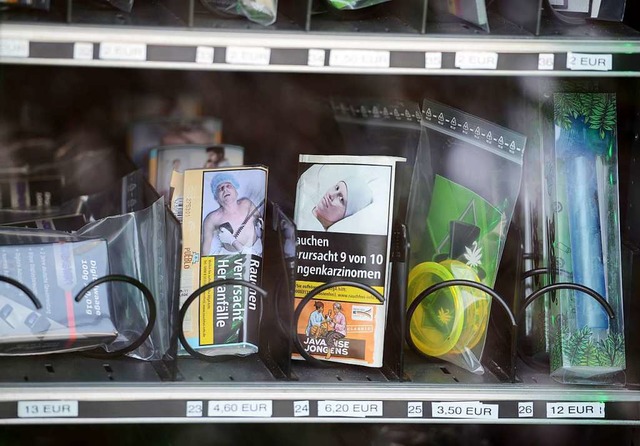 Gepresste und getrocknete Cannabis-Bl...uf stehen in einem Cannabis-Automaten.  | Foto: dpa
