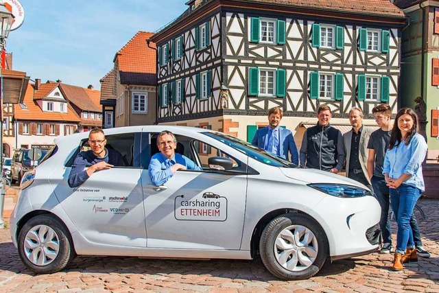 Das erste Carsharing-E-Mobil wird im A...t, auf dem Beifahrersitz Reinhard Hahn  | Foto: Olaf Michel