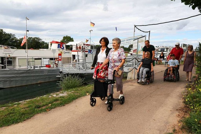 Der Weg am Rhein ist auch mit Rollator und Rollstuhl kein Problem.  | Foto: Kreismedienzentrum (Karl-Heinz Schillinger)