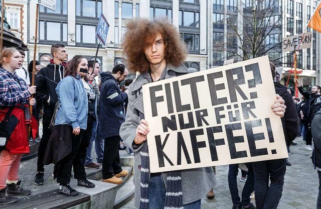Demonstrant in Hamburg: Kurz vor der e...Europa gegen das Vorhaben protestiert.  | Foto: dpa