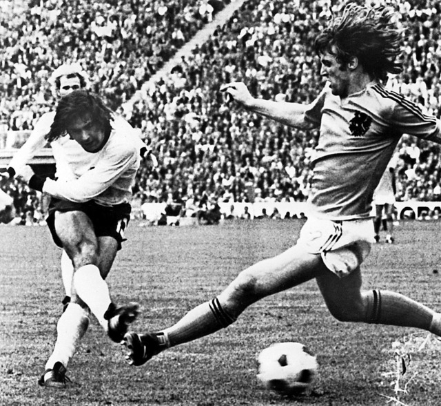 Das WM-Finale 1974 ist die Geburtsstun... vergeblich, den Mnchner zu blocken.   | Foto:  DPA