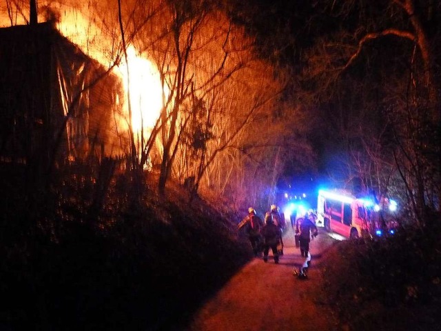 Die Htte, die fr Versorgung und Toil...enburg dient, stand in hellen Flammen.  | Foto: Feuerwehr Emmendingen