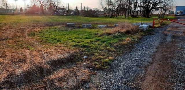 Erfinderische Autofahrer im Binzener G... Schranke und Steine werden ignoriert.  | Foto: Andreas Schneucker