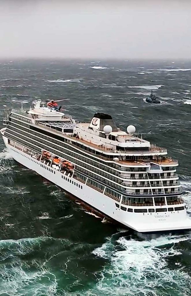 Hubschrauber ber dem Kreuzfahrtschiff...arten 1000 Passagiere auf ihre Rettung  | Foto: dpa