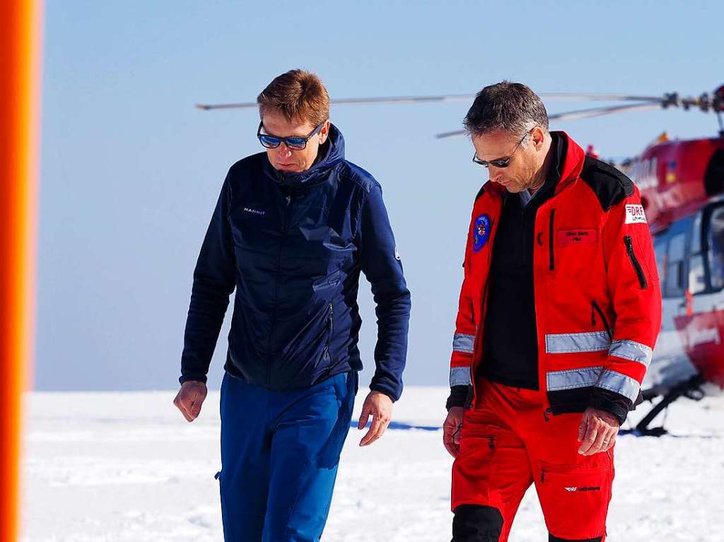 Feldbergs Brgermeister Johannes Albrecht im Gesprch mit Christoph-54-Pilot Oliver Barth. Albrecht war selbst viele Jahre lang als Luftretter fr die Bergwacht im Einsatz.