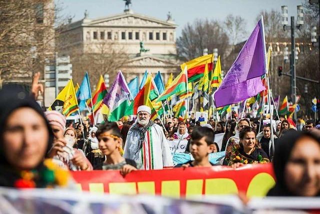 calan-Rufe und Familienfeststimmung bei kurdischer Newroz-Demo