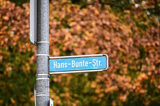 Die Ermittler sind weiter auf Hinweise...at in der Hans-Bunte-Strae angewiesen  | Foto: dpa