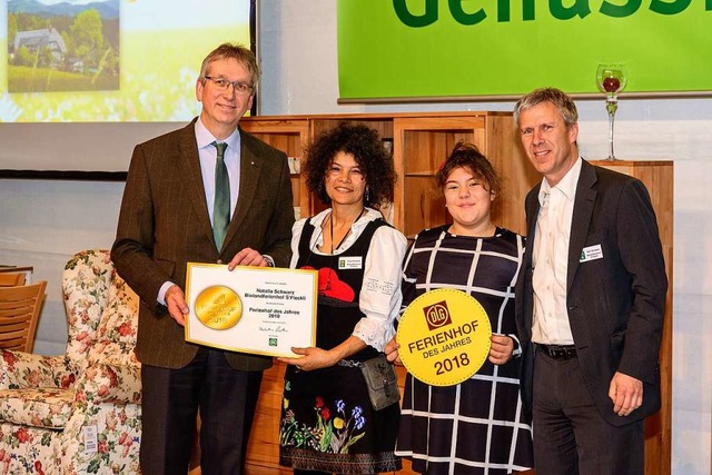 Familie Schwarz nimmt die Auszeichnung entgegen.  | Foto: Josef Katscher