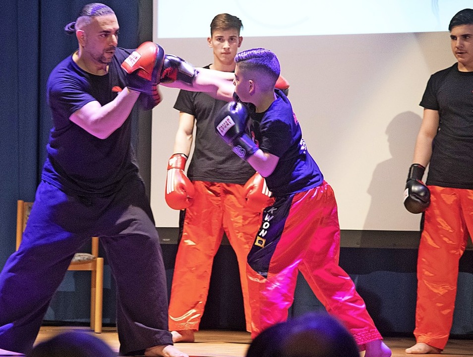 Die Gladiator Kampfschule gab einen kleinen Einblick in die Trainingsarbeit.  | Foto: Volker Mnch