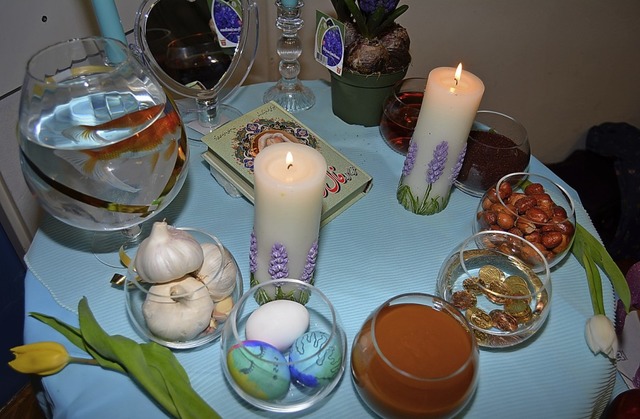 Der Festtisch mit sieben symboltrchti... Goldfisch &#8211; gehrt zum Newruz.   | Foto: Danielle Hirschberger