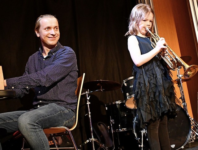 Musikschullehrer Oskar Szutenberg ist ...it der Trompete Geschichten erzhlte.   | Foto: Barbara Ruda