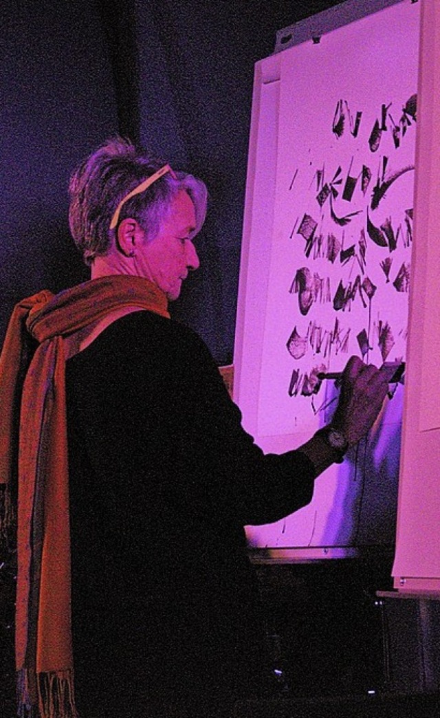 Kalligrafin Denise Lach malte zu Freejazz-Klngen.  | Foto: Chantal Zoelly