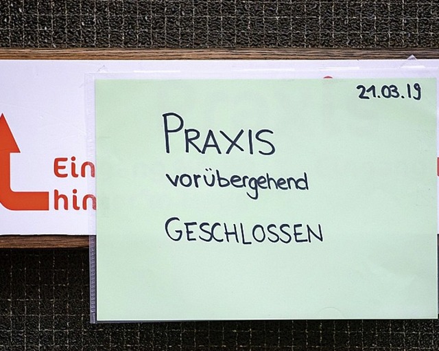 Zettel am Eingang der logopdischen Praxis in Wrzburg   | Foto: dpa