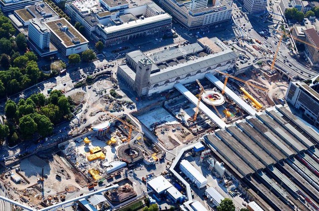 Die Baustelle des neuen Stuttgarter Ti...e der Kelchsttzen frs Bahnhofsdach.   | Foto: dpa