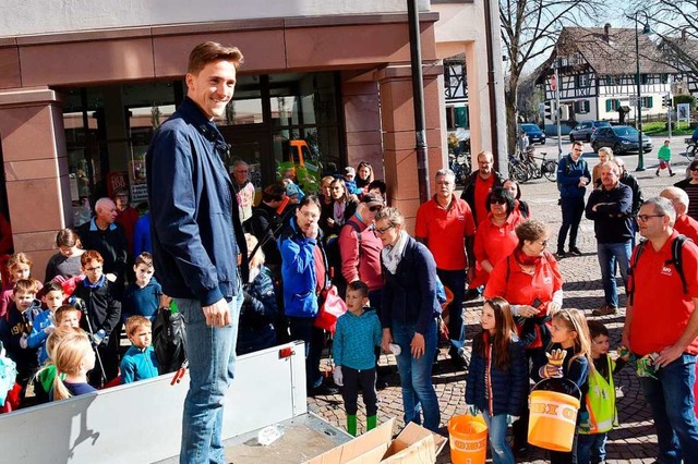 Zu Beginn instruierte Brgermeister Raphael Walz die vielen Helfer.  | Foto: Andrea Steinhart