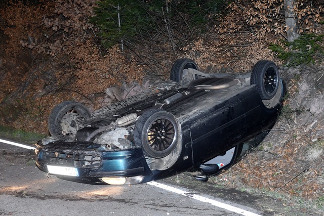 Nach dem berschlag konnte sich der Fahrer aus dem Auto befreien.  | Foto: Wolfgang Knstle