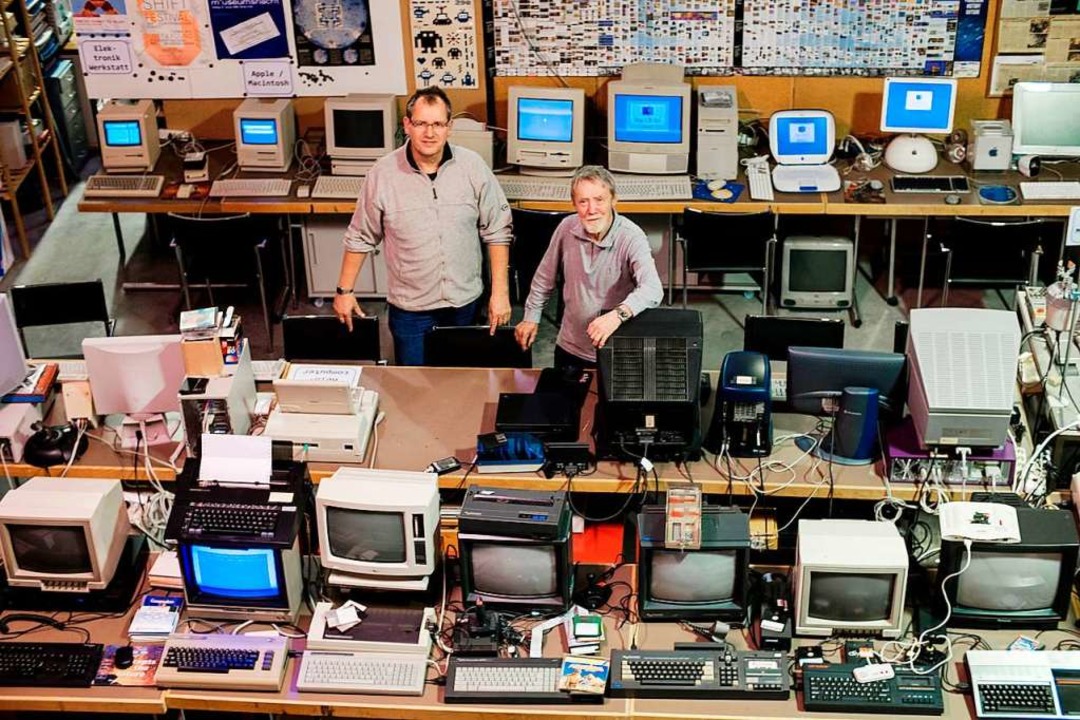 Christoph Kalt (links) und Gerald Süss...ahlreichen alten Rechner und Monitore.  | Foto: Ansgar Taschinski