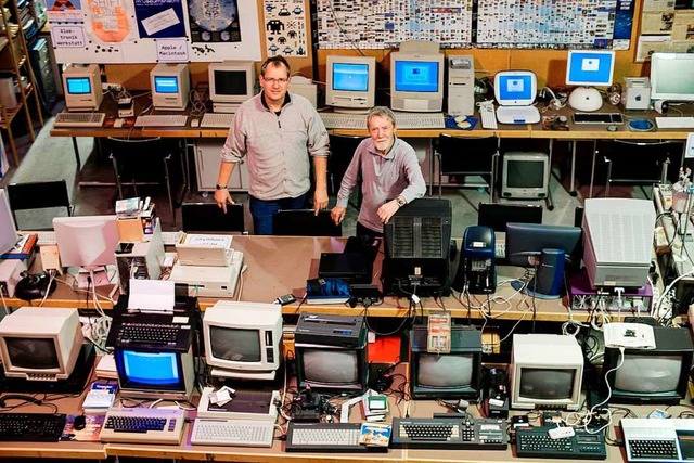 Christoph Kalt (links) und Gerald Sss...ahlreichen alten Rechner und Monitore.  | Foto: Ansgar Taschinski