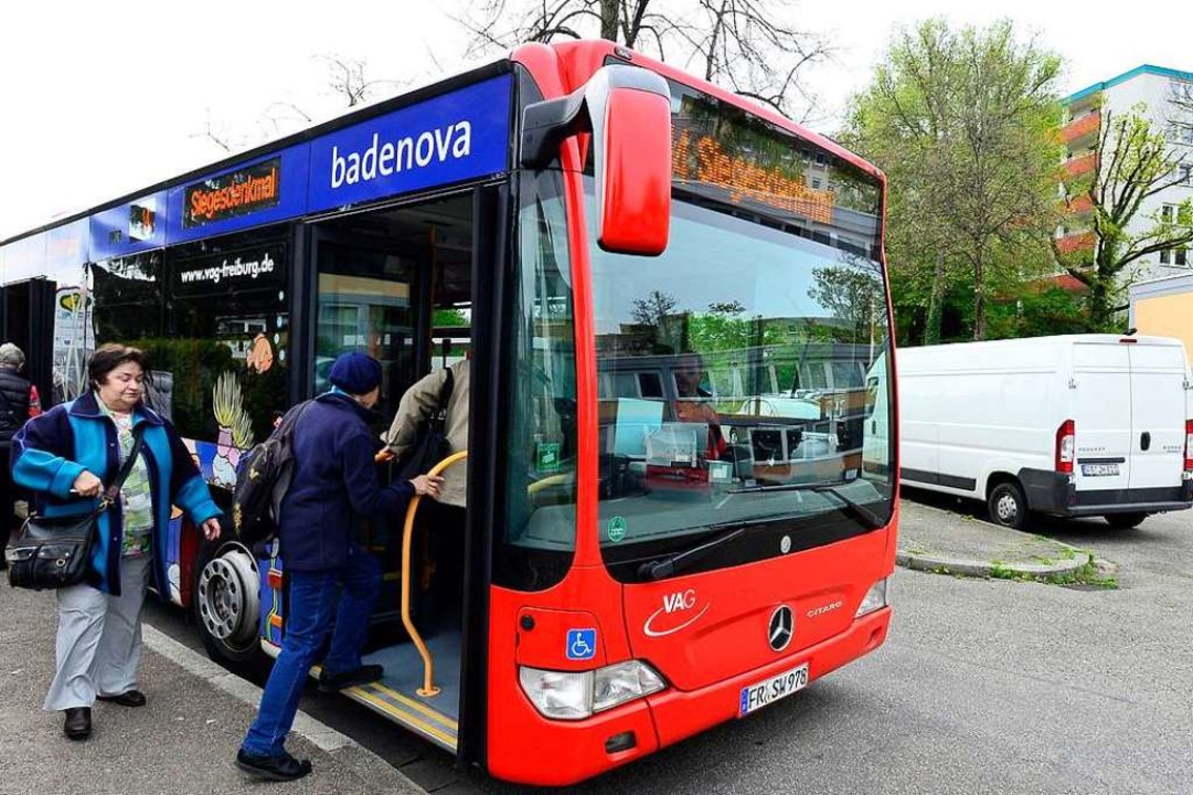 Die Polizei sucht nun Zeugen fr den B...l des Busses der Linie 14 (Archivbild)  | Foto: Ingo Schneider