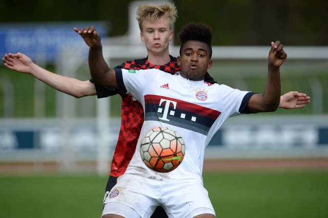 Tim Baschnagel im Duell mit Bayern Mn...Rckenprobleme seine Karriere beendet.  | Foto: Patrick Seeger